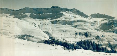 SAINT-FRANCOIS LONGCHAMP SOUS LA NEIGE (Savoie) - grande photo originale (ca 1965)