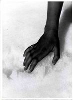 MAIN FEMININE DANS LA NEIGE - Photo originale de Karl Machatschek (années 30)