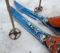 SKIS JUNIOR VINTAGE "HAYMU" - paire de skis enfant et bâtons bambou (ca 1970)