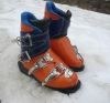 CHAUSSURES DE SKI JUNIOR VINTAGE, MARQUE "HECSKY" - paire de chaussures de ski enfant (ca 1970)