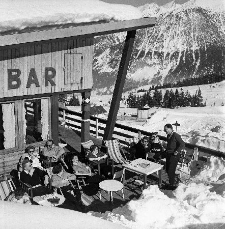 COURCHEVEL 1850 -  A LA TERRASSE DE L'HOTEL DE LA POMME DE PIN - retirage photo Machatschek (1955)