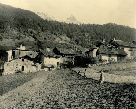 LES ALLUES (MERIBEL) - SCENE PAYSANNE - photo originale (ca 1950)