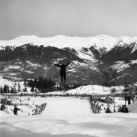 COURCHEVEL 1850 - LE SAUT A SKI AU TREMPLIN DE LA CROISETTE - retirage photo Machatschek (1960)