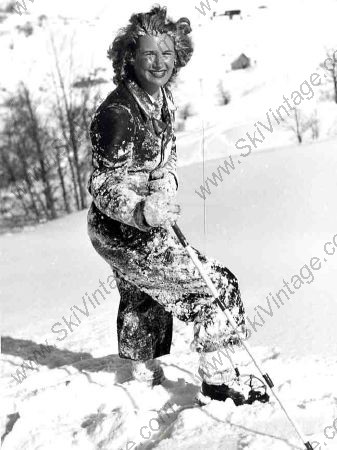 LA SKIEUSE APRES LA CHUTE... AVEC LE SOURIRE ! - photo originale de Karl Machatschek (années 50)