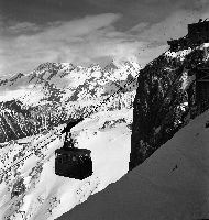 COURCHEVEL 1850 - ARRIVEE DU TELEPHERIQUE A LA SAULIRE - retirage photo Machatschek (1960)