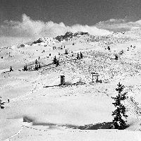 COURCHEVEL 1850 - SUR LES PISTES DE SKI, LE TELSKI DU BIOLLAY - retirage photo Machatschek (1955)