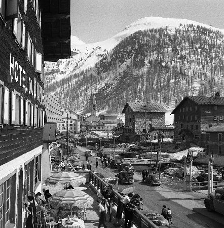 VAL D'ISERE - LE VILLAGE VU DE L'HOTEL DU DOME - retirage photo Machatschek (1952)