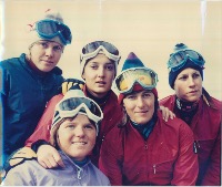 LES CHAMPIONNES DE L'EQUIPE DE FRANCE DE SKI DE VAL GARDENA - grande photo originale (1970)