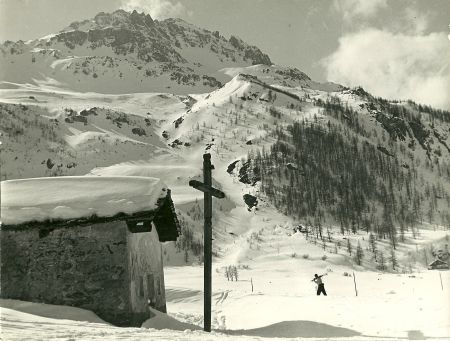 VAL D'ISERE, LA CHAPELLE AU PIED DE BELLEVARDE - photo originale C. Hugel (circa 1944)