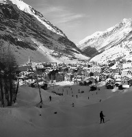 ZERMATT - UN PETIT VILLAGE DANS LES MONTAGNES SUISSES - retirage photo Machatschek (1960)