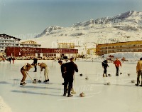 L'ALPE D'HUEZ - MATCH DE CURLING A LA PATINOIRE - photo originale (ca 1968)