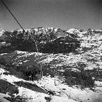 VARS - DANS LE VIEUX TELESIEGE A COQUES DE SAINTE-MARIE - retirage photo Machatschek (1964)