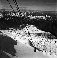 L'ALPE D'HUEZ - LE TELEPHERIQUE NOUS MENE VERS LES HAUTS SOMMETS - retirage photo originale (1964)