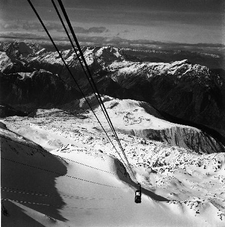 L'ALPE D'HUEZ - LE TELEPHERIQUE NOUS MENE VERS LES HAUTS SOMMETS - retirage photo originale (1964)