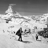 ZERMATT - JOURNEE DE SKI PAISIBLE A RIFFELBERG FACE AU CERVIN - retirage photo Machatschek (1960)