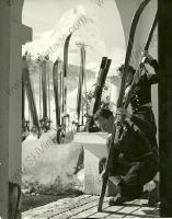 FARTAGE DES SKIS SUR LA TERRASSE DE L'HOTEL - photo originale de Karl Machatschek (années 30)