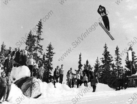 SAUT A SKI AU TREMPLIN DE COURCHEVEL 1850 - cliché original de Karl Machatschek (années 60)