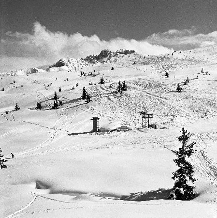 COURCHEVEL 1850 - SUR LES PISTES DE SKI, LE TELSKI DU BIOLLAY - retirage photo Machatschek (1955)