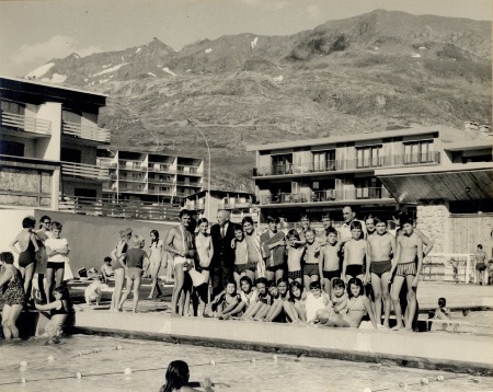 L'ALPE D'HUEZ - LES JOIES DE LA JEUNESSE AU BORD DE LA PISCINE EN ETE - photo originale (ca 1970)