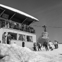 MEGEVE - TELEPHERIQUE DU MONT D'ARBOIS, CABINE 26 AU DEPART - retirage photo Machatschek (1951)