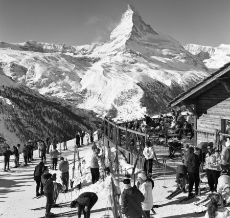 ZERMATT - RENDEZ-VOUS A LA TERRASSE DU RESTAURANT A SUNNEGGA - retirage photo Machatschek (1960)