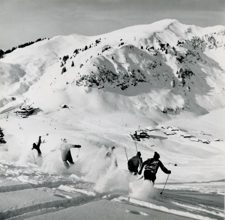 VILLARS SUISSE - SKIEURS FOUGUEUX AU COL DE BRETAYE - photo originale de M. Serraillier (ca 1960)