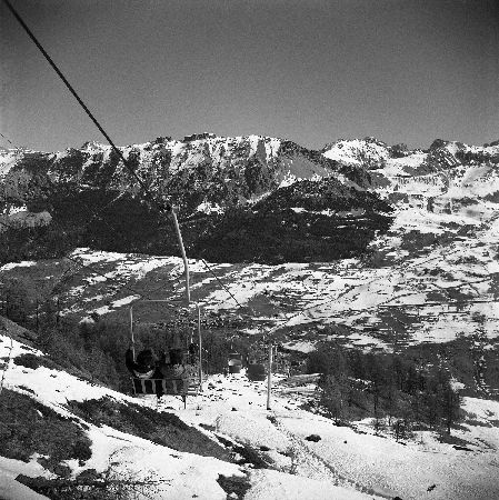 VARS - DANS LE VIEUX TELESIEGE A COQUES DE SAINTE-MARIE - retirage photo Machatschek (1964)