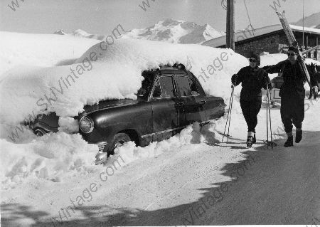 MA FORD TUDOR SEDAN 1950 OU LES JOIES DE LA NEIGE A COURCHEVEL - photo originale de Karl Machatschek