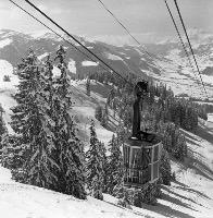 MEGEVE - ARRIVEE DE LA BENNE DU TELEPHERIQUE AU MONT D'ARBOIS - retirage photo Machatschek (1951)