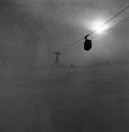 VAL D'ISERE - LE TELEPHERIQUE DE SOLAISE DANS LE BROUILLARD - retirage photo Machatschek (1951)