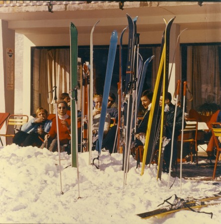 SKIEURS EN TERRASSE - photo originale (ca 1970)
