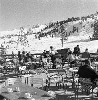 COURCHEVEL 1850 -  A LA TERRASSE DE L'HOTEL DE LA LOZE - retirage photo Machatschek (1955)