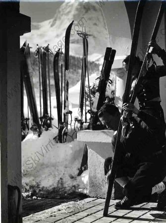 FARTAGE DES SKIS SUR LA TERRASSE DE L'HOTEL - photo originale de Karl Machatschek (années 30)