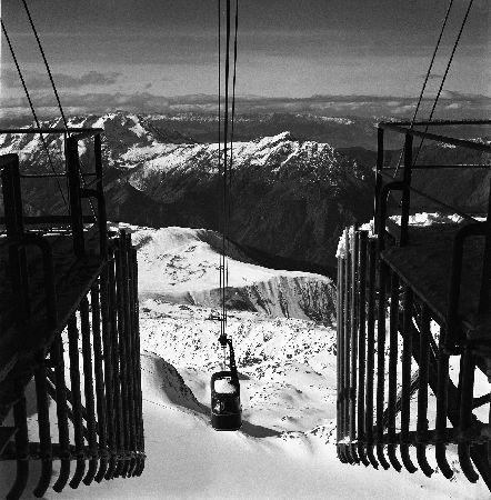 L'ALPE D'HUEZ - TELEPHERIQUE DU PIC BLANC, ARRIVEE DE LA BENNE - retirage photo originale (1964)