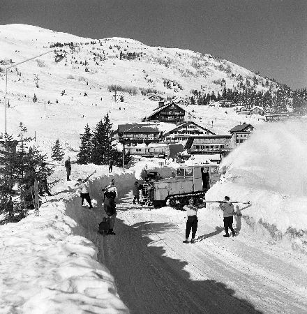 COURCHEVEL - DENEIGEMENT DE LA CROISETTE - retirage photo Machatschek (1955)