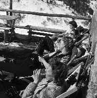 MERIBEL - SEANCE DE BRONZAGE A LA TERRASSE DU TELEBAR - retirage photo Machatschek (1955)