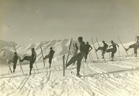 L'ECOLE DE SKI A L'ALPE D'HUEZ - photo de presse par Keystone (années 30)