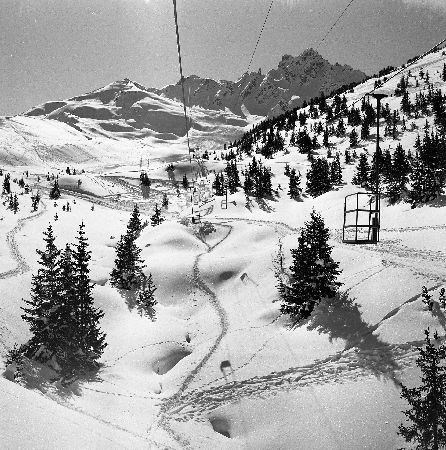 COURCHEVEL 1850 - EN ROUTE POUR LE SKI... NACELLES DES VERDONS - retirage photo Machatschek (1955)