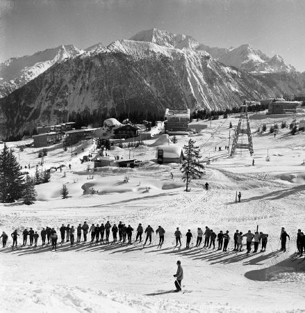 COURCHEVEL 1850 - FILE D'ATTENTE AU TELESKI DE LA LOZE - retirage photo Machatschek (1955)