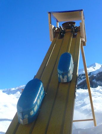 FUNICULAIRE/TELEPHERIQUE CIJ RENAULT - vieux jouet de la Compagnie Industrielle du Jouet (ca 1950)