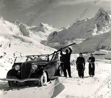 VERS LES JOIES DE LA NEIGE ET DU SKI GRACE A L'AUTOMOBILE - photo originale de Machatschek