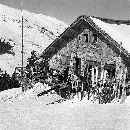 MERIBEL - A LA TERRASSE DU TELEBAR AU CHALET-HOTEL DE L'ADRAY - retirage photo Machatschek (1955)