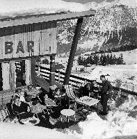 COURCHEVEL 1850 -  A LA TERRASSE DE L'HOTEL DE LA POMME DE PIN - retirage photo Machatschek (1955)