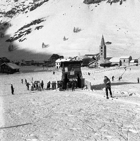 VAL D'ISERE - PREMIERES GLISSADES SUR LE FRONT DE NEIGE - retirage photo Machatschek (1951)