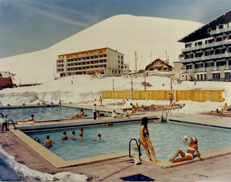 L'ALPE D'HUEZ - LA PISCINE EN HIVER - photo originale (ca 1970)