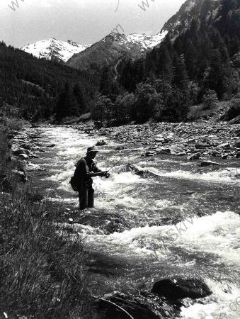 HAUTES ALPES (ABRIES, HAUT QUEYRAS), PECHEUR DANS LE GUIL - photo originale de Karl Machatschek