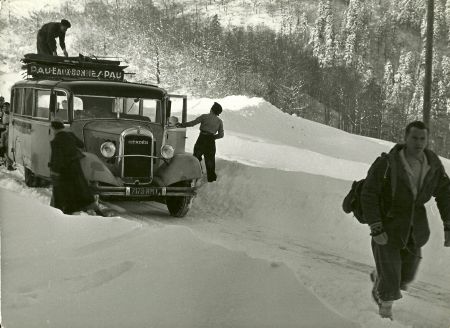 ARRIVEE DES SKIEURS ET DU CAR PULLMAN A GOURETTE (années 30) - Cliché original de Karl Machatschek
