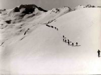 VAL D'ISERE, CARAVANE DE SKIEURS AUX LAISSIERES - Cliché original de Karl Machatschek (années 40)