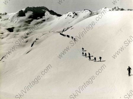 VAL D'ISERE, CARAVANE DE SKIEURS AUX LAISSIERES - Cliché original de Karl Machatschek (années 40)